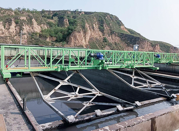 博宇環(huán)保-桁車(chē)式提耙刮泥機(jī).jpg
